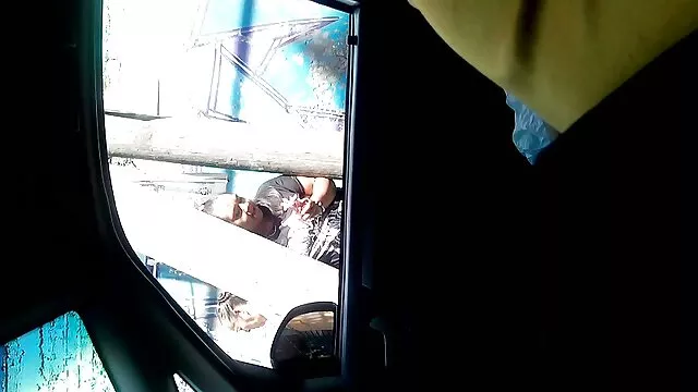 دو دختر عکس فیلم سوپرسکسی با هم چمباتمه می زنند - بازیگران