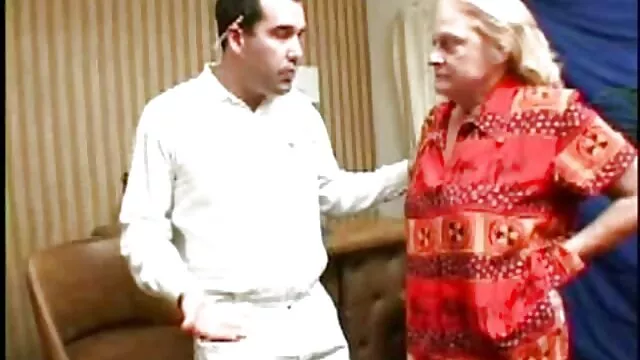 نوجوان سرخ با لباس تنگ در حالی که فیلم سوپر یکسی تقدیر در الاغ لعنتی