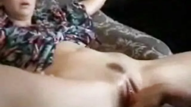 مقعد لزبین - دختران زیبا اسباب بازی های مقعد فیلم سوپر پورن را لیس می زنند!